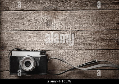 Fotografie-Hintergrund mit alten Kamera und Holztisch Stockfoto