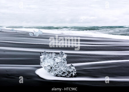 Eisberg-Stücke auf Diamond Beach, in der Nähe von Jökulsárlón Lagune, Island. Stockfoto