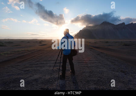 Fotograf in der Nähe von berühmten Stokknes Berge, Island Stockfoto