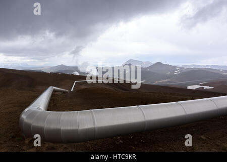 Island-Landschaft mit Rohren in Bergen. Geothermie in Betrieb. Stockfoto