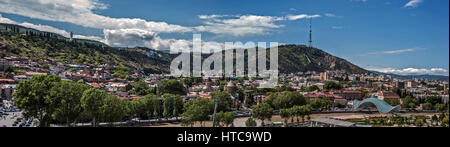 Georgien, Tiflis. Panorama des rechten Ufers des Flusses Kura aus den Straßen von Avlabari Bezirk. Stockfoto