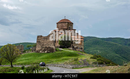 Georgien, Dschwari (buchstäblich "Kreuz") - georgische Kloster und Tempel des VII. Jahrhunderts, befindet sich oben auf dem Berg am Zusammenfluss von der Kura ein Stockfoto