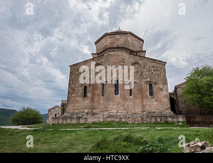 Georgien, Dschwari (buchstäblich "Kreuz") - georgische Kloster und Tempel des VII. Jahrhunderts, befindet sich oben auf dem Berg am Zusammenfluss von der Kura ein Stockfoto