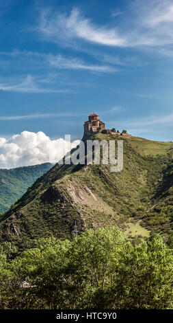 Georgien, Dschwari (buchstäblich "Kreuz") - georgische Kloster und Tempel des VII. Jahrhunderts, befindet sich oben auf dem Berg am Zusammenfluss von der Kura ein Stockfoto