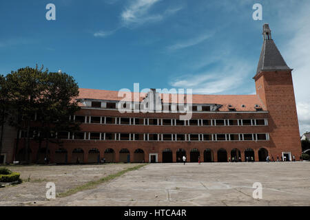 DA LAT, VIET NAM-2. September 2016: Antike Architektur der pädagogischen Hochschule von Dalat am Tag um Dalat, Vietnam, ein berühmter Ort für Reisen Stockfoto