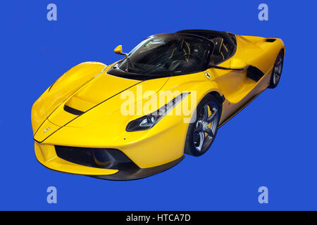 Ausschnitt von einem gelben Ferrari LaFerrari Aperta, auf dem Display an der 2017 London Classic Car Show Stockfoto