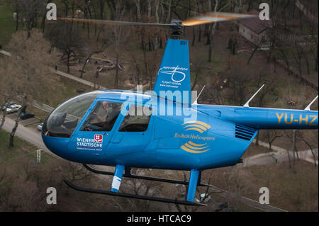 Robinson R44 Leichthubschrauber betrieben von Balkan Hubschrauber im Flug, fotografiert aus einem anderen Hubschrauber Stockfoto