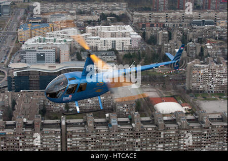 Robinson R44 Leichthubschrauber betrieben von Balkan Hubschrauber im Flug über Belgrad, fotografiert aus einem anderen Hubschrauber Stockfoto