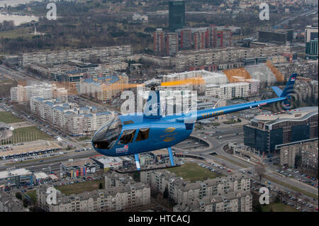 Robinson R44 Leichthubschrauber betrieben von Balkan Hubschrauber im Flug über Belgrad, fotografiert aus einem anderen Hubschrauber Stockfoto