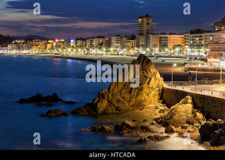 Lloret de Mar bei Nacht, Küsten Ferienort an der Costa Brava in Spanien, Skyline von Meer und Strand am Mittelmeer Stockfoto