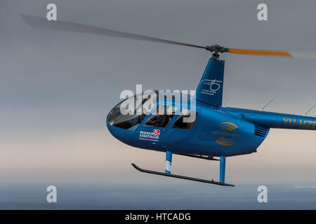 Robinson R44 Leichthubschrauber betrieben von Balkan Hubschrauber im Flug, fotografiert aus einem anderen Hubschrauber Stockfoto