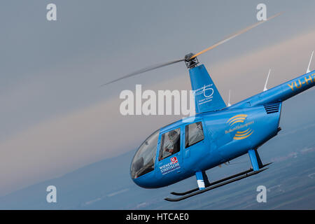 Robinson R44 Leichthubschrauber betrieben von Balkan Hubschrauber im Flug, fotografiert aus einem anderen Hubschrauber Stockfoto