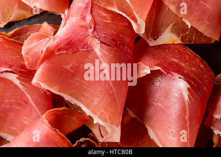 Nahaufnahme von einige köstliche Scheiben des spanischen Serrano-Schinken Stockfoto