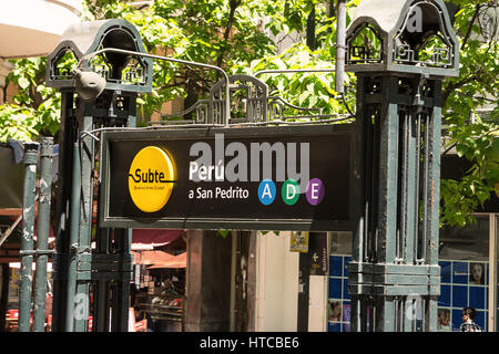 Buenos Aires, Argentinien - 5. November 2016: Zeichen der Metro stop Perù in Buenos aires Stockfoto