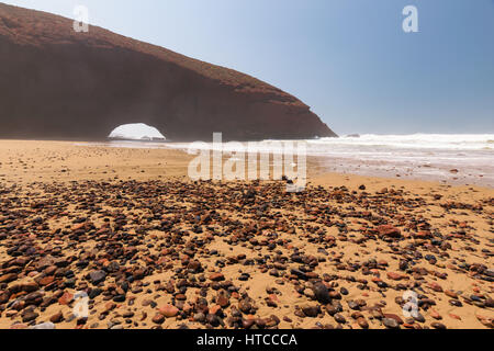 Roten Bögen und felsigen Strand am Atlantik in der Region Sous-Massa-Draa, Sidi Ifni, Legzira, Marokko, Afrika. Stockfoto