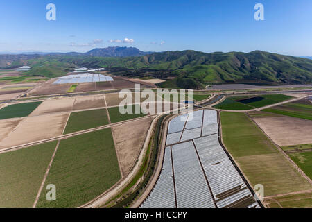 Luftaufnahme von landwirtschaftlichen Flächen und Santa Monica Mountains Gipfeln in Ventura County, Kalifornien. Stockfoto