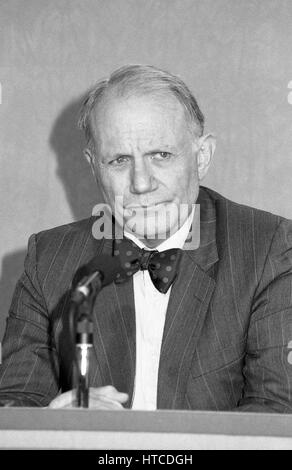 Dr. Martin McNicol, Vorstandsvorsitzender der Central Middlesex Hospital Trust, besucht eine konservative Partei-Pressekonferenz zur Gesundheit in London, England am 28. Februar 1992. Stockfoto