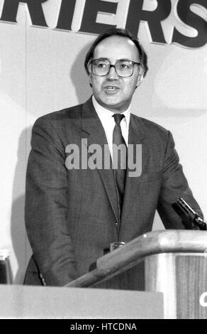 Rt Hon Michael Howard, Staatssekretär für Beschäftigung und konservative Partei Mitglied des Unterhauses für Folkestone und Hythe, spricht bei der konservativen Womens-Konferenz in London, England am 27. Juni 1991. Stockfoto