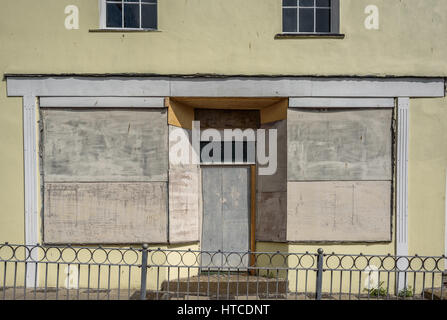 A mit Brettern vernagelt Schaufenster aufgrund wirtschaftlicher Niedergang. Stockfoto