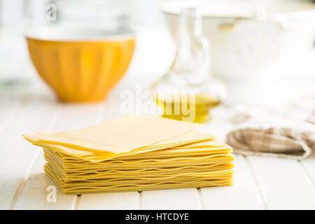 Rohe Lasagneblätter auf weißen Tisch. Stockfoto