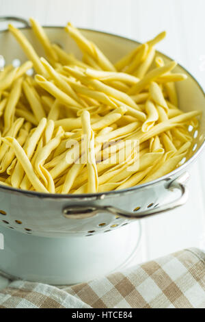 Rohe italienische Pasta in Sieb. Stockfoto