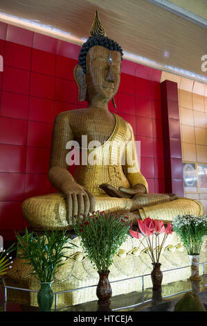 Myanmar (früher Burma). Bambus Buddha bei Taung Pauk Kyaung Kloster, Mawlamyine (Mawlamyaing) Stockfoto