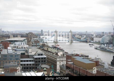 Blick auf die Tower Bridge vom Denkmal Stockfoto