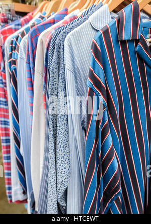 Eine Auswahl an Herren-Pyjama-Shirts zum Verkauf. Stockfoto