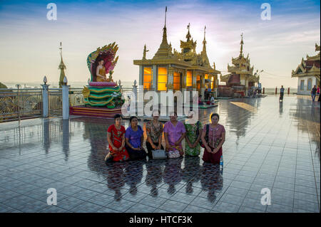 Myanmar (früher Birma). Mon Staat. Mawlamyine (moulmein). Pagode Paya Kyaik als Lan (Kyaikthanlan). Die burmesische Frauen Stockfoto