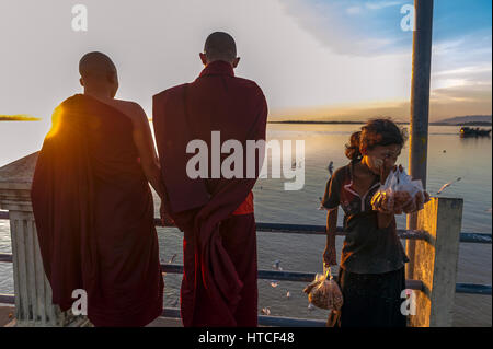 Myanmar (ehemals Burma). Mon-Status. Mawlamyin (Moulmein). Mönche, die Möwen Samen geben Stockfoto