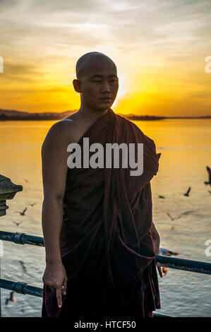 Myanmar (ehemals Burma). Mon-Status. Mawlamyin (Moulmein). Portrait eines Mönchs Stockfoto