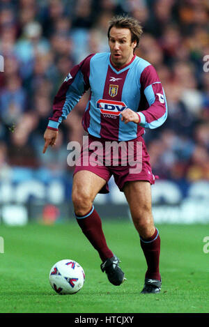 PAUL MERSON ASTON VILLA FC 9. Oktober 1999 Stockfoto