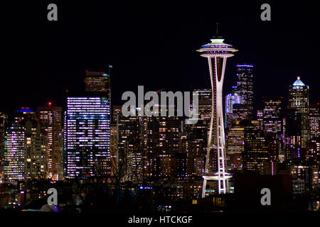 SEATTLE, WASHINGTON, USA - 23. Januar 2017: Nacht Stadtbild von Seattle Skyline mit dunklen Himmelshintergrund für Gebäude Licht, Panorama, gesehen vom Kerry Park, Space Needle im Fokus Stockfoto