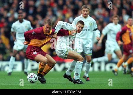 ALAN SMITH & GUNNAR HALLE LEEDS V BRADFORD 21. November 1999 Stockfoto