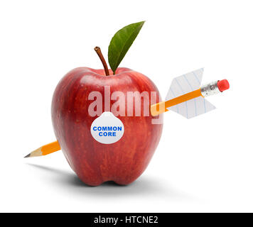 Apfel mit gemeinsamen Kern Aufkleber von Bleistift Pfeil, Isolated on White erschossen. Stockfoto