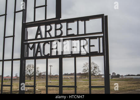 Arbeit Macht Frei-Tor an der KZ-Gedenkstätte Sachsenhausen, Oranienburg, Deutschland Stockfoto