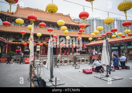 Gläubigen am Wong-Tai-Sin-Tempel, Hong Kong Stockfoto