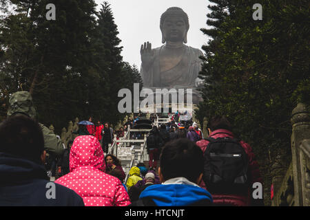 Touristen und Gebet zu Fuß in Richtung Tian Tan Big Buddha-Statue in Hong Kong. Stockfoto