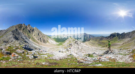 Sphärische Panorama 360 bis 180 steht der Mann an der Spitze in den Bergen. Stockfoto