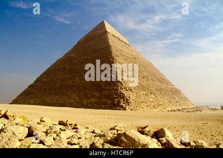 Ägypten, Pyramiden, Gizeh, Camel, nebligen Cairo Stockfoto