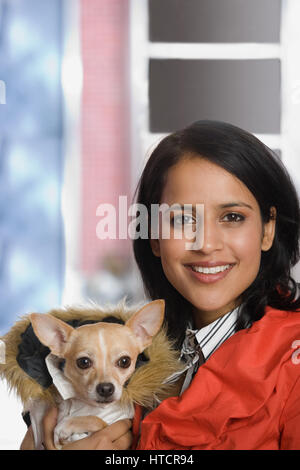 Junge Frau mit Haustier chihuahua Stockfoto