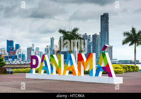 Das sehr farbenfrohe Panama-Schild in der Nähe des Monumento Balboa-Gebietes auf dem Küstenweg in der Cinta Costera-Gegend von Panama City, mit Einem Teil des P... Stockfoto