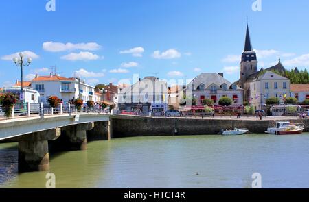 SAINT-GILLES-CROIX-DE VIE, Frankreich, 28. August 2015: Brücke über La Vie, mit der Eglise Saint-Gilles Stockfoto