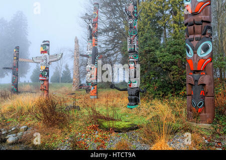 West Coast Native American Totem Pole an Totem Park, Brockton Point, Stanley Park, Vancouver, Britisch-Kolumbien Stockfoto