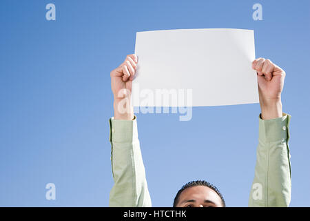 Man Betrieb Stück Papier Stockfoto