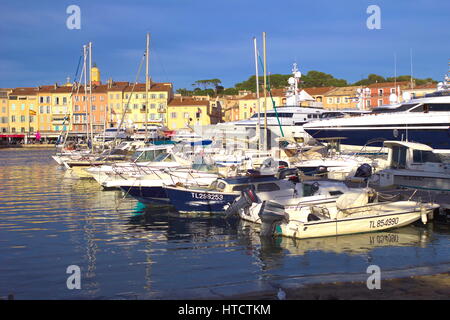 T:St TROPEZ, Frankreich, 4. Juni 2016: Moderne Boote im Hafen vor traditionellen Provence beherbergt Stockfoto