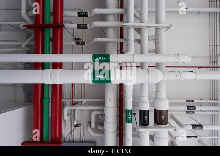 Sanitäranlage und Rohrsysteme an Eigentumswohnung Decke installiert. Stockfoto