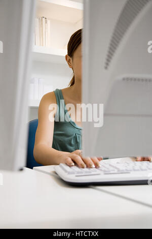 Frau am Computer arbeiten Stockfoto