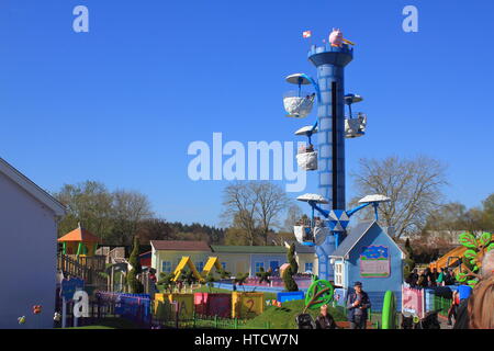 ROMSEY, HAMPSHIRE, ENGLAND, 14. Juni 2016: Besucher und Fahrten im Peppa Pig Weltattraktion Stockfoto