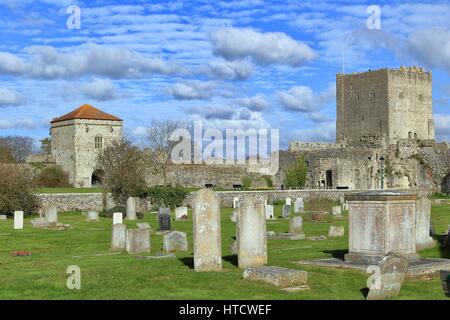 PORTCHESTER, HAMPSHIRE, ENGLAND, 30. März 2015: Portchester Castle ist eine mittelalterliche Burg innerhalb eines ehemaligen römischen Kastells in Portchester in Hampshire Stockfoto